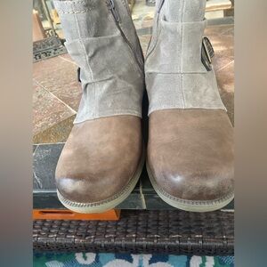 Earth Origins Brown and Gray Footwear